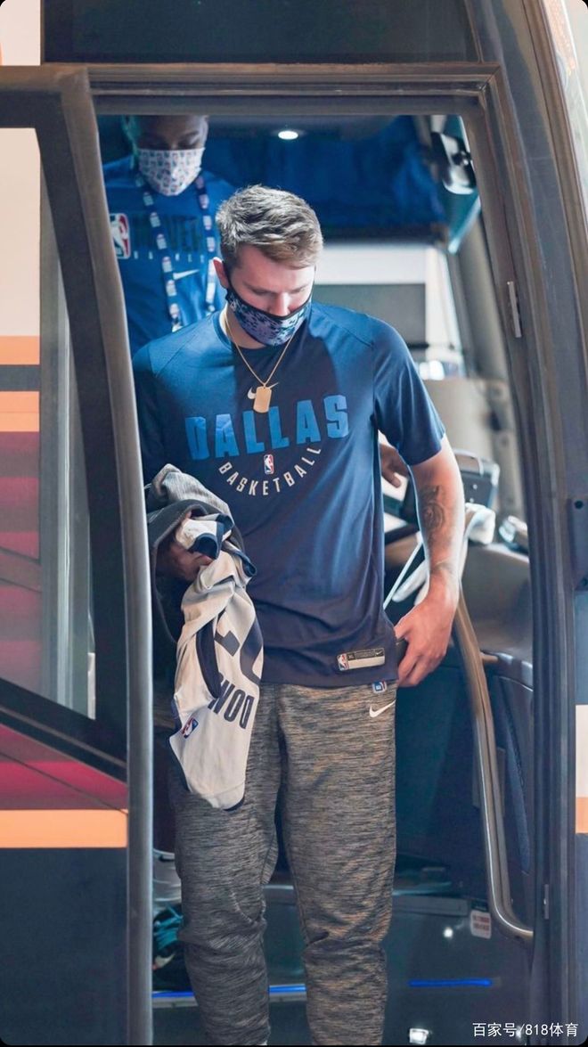  C罗在独行侠比赛中突破纪录，高光表现引发热议！-开云精彩